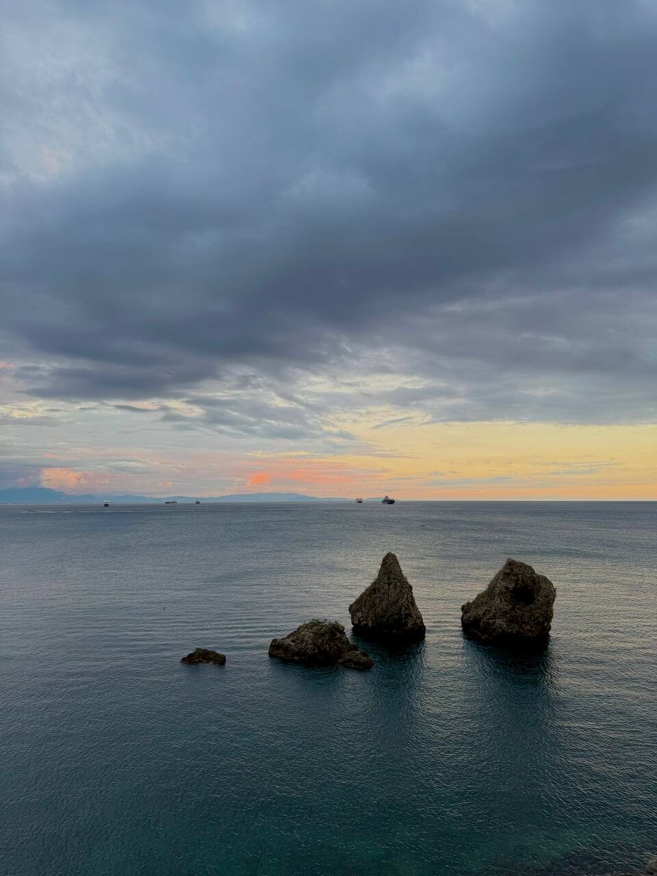 Felsen am Meer bei Dämmerung