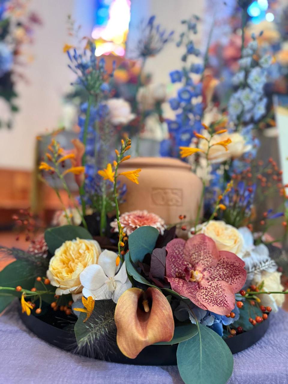 Abschiedsfeier in der Kirche 2025 mit Blumenarrangement