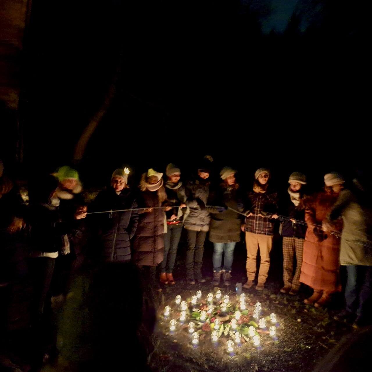 Gemeinsamer Haltemoment im Team beim Jubiläum Geburtshaus Zürcher Oberland